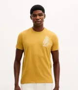 Remera de manga larga con cuello redondo, confeccionada en una mezcla de algodón y poliéster. Presenta un diseño con bordado de follajes que aporta un toque distintivo a la prenda.