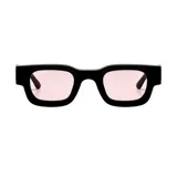Lentes de sol con montura pequeña de acetato negro de diseño moderno y lentes rosados.