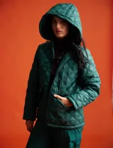 Campera capitoneada azul marino con capucha desmontable, cierre metálico central, bolsillos delanteros y avíos metálicos con logo de la marca Michael Kors.
