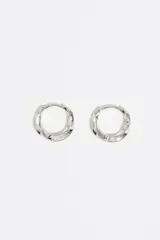 Caravanas de aro pequeñas confeccionadas en latón con acabado plateado y diseño texturizado retorcido.