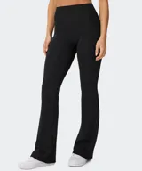Pantalón flare negro de tiro alto, confeccionado en tejido PureLuxe ultrasuave, con diseño acampanado en las pantorrillas.