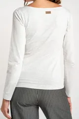 Remera gris melange de manga larga y cuello bote, de calce ajustado al cuerpo.
