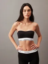 Corpiño sin tirantes Calvin Klein de la línea Modern Cotton, color negro, con copas moldeadas y suave banda elástica distintiva con el logo de la marca en blanco.