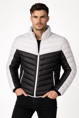 Campera acolchada de nylon con diseño color block, combinando negro en el torso y blanco/gris claro en hombros, cuello y mangas. Posee cierre frontal blanco y bolsillos laterales con cierre.