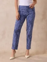 Pantalón de gabardina elastizada con estampado floral multicolor, pretina ancha elastizada y corte recto.