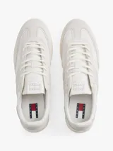 Zapatillas deportivas de estilo vintage confeccionadas en ante, con paneles tonales de texturas a contraste, cierre con cordones y suela cupsole de goma.