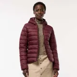 Campera ligera acolchada tipo puffer, color bordó, con capucha integrada, cierre frontal y diseño de costuras horizontales.
