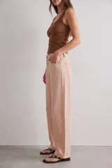 Jean de corte baggy y tiro alto, con diseño a rayas verticales de color rosado y blanco.