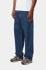 Pantalón de denim azul oscuro con corte holgado, bolsillos traseros y etiqueta de la marca en el bolsillo derecho.