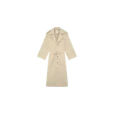 Gabardina larga color beige de Eme Studios, con solapas amplias, cierre frontal de botones, bolsillos laterales y cinturón ajustable del mismo material.