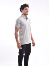 Remera polo blanca de corte regular, con cuello clásico, tapeta de dos botones y bolsillo de parche en el pecho.