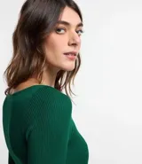 Vestido midi de punto acanalado, con diseño ajustado al cuerpo, cuello barco y mangas largas. Confeccionado en tejido de punto texturizado.