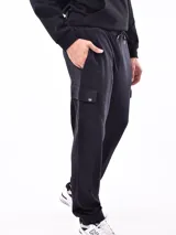 Pantalón de jogging negro con bolsillos laterales tipo cargo, cintura elastizada con cordón ajustable y puños ajustados.