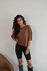 Short tipo biker de algodón color negro, ajustado al cuerpo y de largo medio.