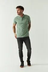 Remera polo blanca de manga corta, con cuello clásico, cierre de tres botones y logo estampado en el pecho.