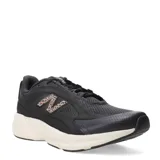 Championes de entrenamiento New Balance modelo Ctlyst, color negro con entresuela blanca. Presentan un diseño de malla técnica transpirable con refuerzos sintéticos y el logo lateral con estampado animal print.