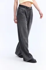Jean wide leg de tiro alto y pierna amplia, con lavado suave y diseño clásico de denim.