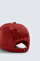 Gorra de seis paneles confeccionada en tejido de algodón con visera curva y ajuste posterior.