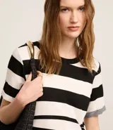 Vestido midi de viscosa con estampado de rayas horizontales en blanco y negro, cuello redondo, mangas cortas y lazo lateral en la cintura.