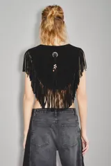 Top de cuero vacuno negro con diseño estilo navajo, caracterizado por flecos largos en todo el contorno y apliques metálicos circulares con detalles de cuentas de madera.