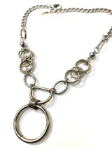Collar plateado con cadena de eslabones, conector de aros y colgante de aro grande.
