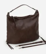 Bolso hobo grande de poliuretano color bordó, de diseño desestructurado con asas dobles y cierres laterales ajustables con tiradores. Cuenta con cierre superior y herrajes metálicos plateados.