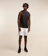 Bermuda deportiva básica de color blanco para hombre, con cintura elástica, cordón de ajuste, bolsillos laterales y recortes laterales con red. Incluye detalles reflectantes.