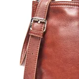 Bandolera grande de cuero color marrón, con diseño cuadrado, doble asa de mano y correa larga ajustable y extraíble. Cuenta con cierre superior y logo de la marca grabado en el frente.