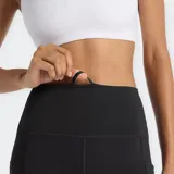 Calza deportiva larga de tiro alto, color negro, con bolsillos laterales en las piernas y tecnología de secado rápido NB DRY.