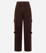 Pantalón recto de jeans color marrón con bolsillos cargo laterales.