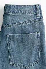 Jean de corte wide leg, tiro alto y pierna amplia, en denim de color celeste con efecto deslavado.
