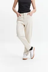 Pantalón jean mom de tiro medio color negro, confeccionado en 100% algodón.