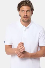 Remera polo azul con cuello en rib y botones personalizados.