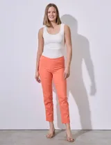 Pantalón color beige de gabardina elastizada, marca Zac & Rachel. Corte recto, pretina ancha pespunteada y largo al tobillo.