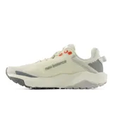 Championes New Balance Nitrel V6 de mujer, diseñados para trail running y senderismo, en color beige con detalles en gris y toques en naranja. Capellada de malla transpirable con tecnología Toe Protect y suela AT Tread con entresuela DynaSoft.