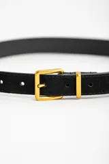 Cinto de cuero color marrón, con hebilla cuadrada dorada.