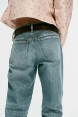 Jeans de tiro bajo y corte slim, color celeste con efecto lavado, con trabillas, cinco bolsillos y cierre frontal con cremallera y botón metálico.