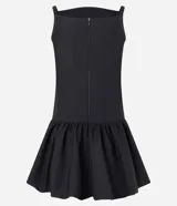 Vestido corto negro con escote cuadrado, breteles finos, corte a la cintura y falda balonê. Presenta un corte en el pecho y cierre con cremallera en la espalda.