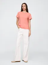 Remera de algodón de corte clásico, con cuello redondo y mangas cortas, en color verde menta.