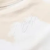 Remera de algodón color beige con estampado integral de nubes y gráfico central de Michael Jordan en pleno salto.