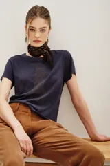 Remera de cuello redondo y manga corta en color azul oscuro, con un sutil estampado lineal de un felino en el centro del pecho.