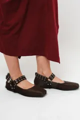 Balerinas de cuero de pelo color chocolate, con punta cuadrada, hebilla y detalles metálicos en el empeine y talón.