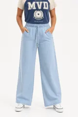 Pantalón de denim claro, con corte ancho y relajado, cintura elástica fruncida con cordón ajustable y bolsillos laterales.