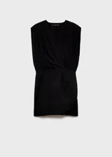 Vestido corto de diseño recto y sin mangas, con cuello en pico cruzado y falda cruzada. Cuenta con tirantes anchos, cierre de cremallera lateral y forro interior.