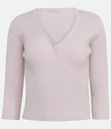 Blusa de punto color lila claro, ajustada al cuerpo, con escote cruzado en V y mangas tres cuartos.