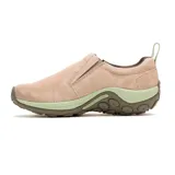 Zapatillas tipo slip-on Merrell modelo Jungle Moc, confeccionadas en gamuza color beige con detalles en verde claro y suela de goma marrón. Presentan diseño sin cordones con paneles elásticos laterales para facilitar el calce y tecnología Air Cushion en el talón para mayor amortiguación.