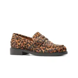 Mocasines de mujer con diseño clásico, confeccionados en cuero con textura de pelo y estampado animal print de leopardo. Presentan una suela plana de goma negra y detalle de antifaz en el empeine.
