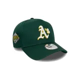 Gorro New Era verde oscuro con el logo de los Oakland Athletics bordado en blanco y amarillo en el frente, parche del 25 aniversario en el lateral y visera curva.