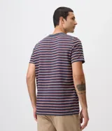 Remera masculina de corte regular y cuello redondo, confeccionada en tejido de algodón y poliéster con diseño de rayas horizontales en hilo teñido.