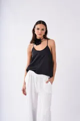 Musculosa negra de breteles finos y escote en V.